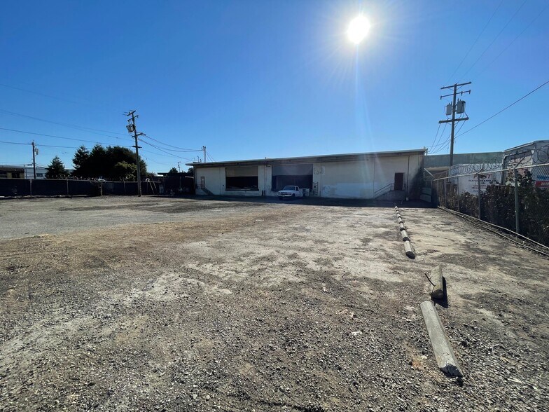 More Photos Of 1063-1071 Hensley St, Richmond Distribution For Lease