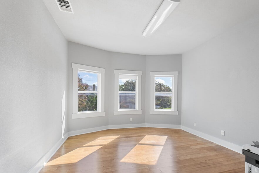More Photos Of 626 E Quincy St, San Antonio Office For Lease