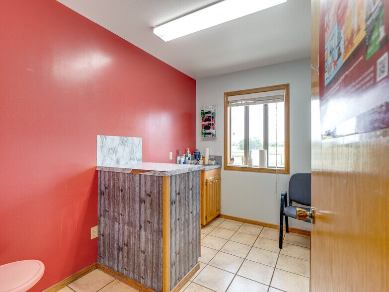 More Photos Of 1853 S Broadway St, Coalgate Flex For Sale