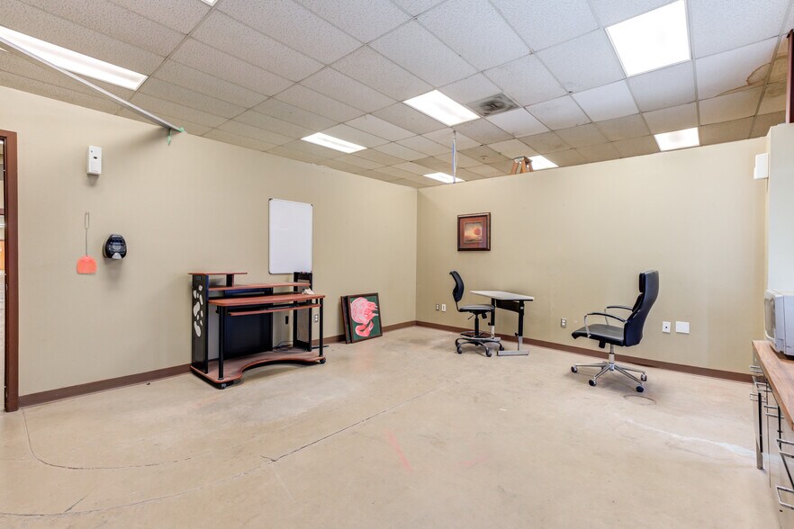 More Photos Of 3802-3806 Interstate 27, Lubbock Office For Sale