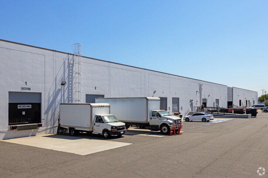 More Photos Of 20435 Tillman Ave, Carson Distribution For Lease