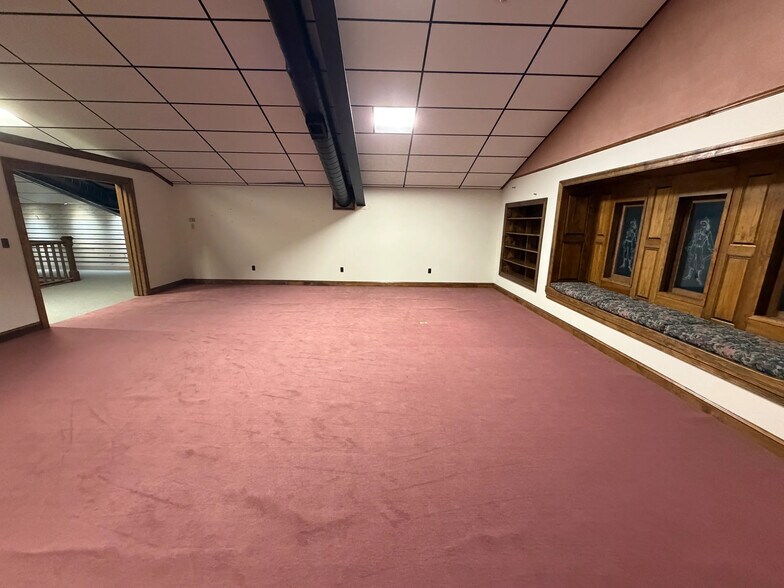 More Photos Of 27013 E Lillian St, Hebron Warehouse For Sale