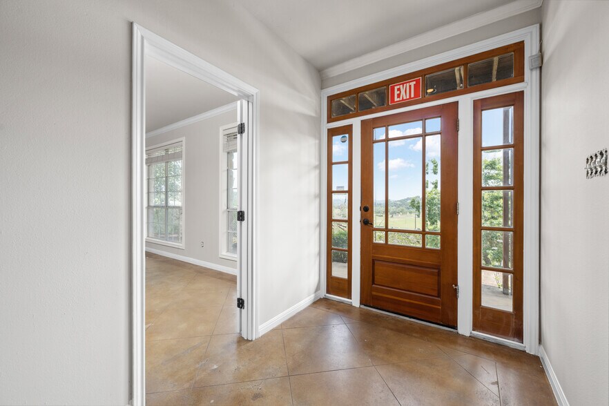 More Photos Of 19019 TX-71, Spicewood Office Residential For Lease