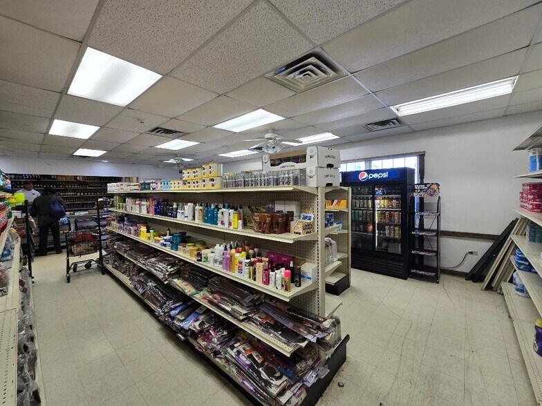More Photos Of 541 University Pkwy, University Park Convenience Store For Sale