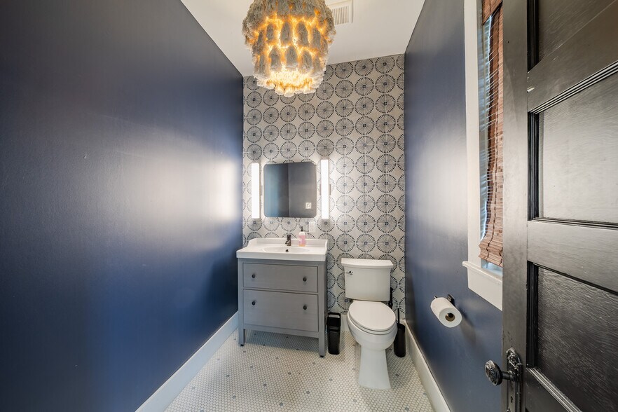 More Photos Of 729 N Bishop Ave, Dallas Office For Sale