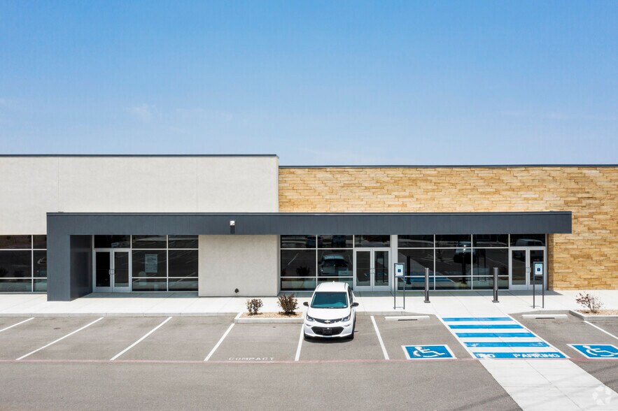 More Photos Of 2105 Vista Oeste NW, Albuquerque General Retail For Lease