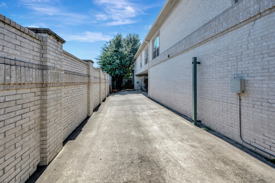 More Photos Of 504 N Euless Main St, Euless Carwash For Sale