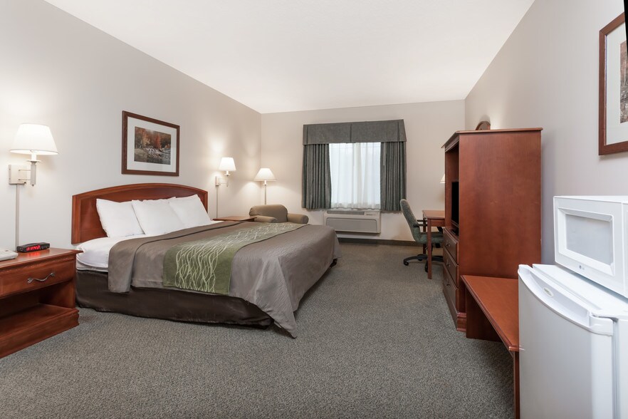 More Photos Of 7576 S Pere Marquette Hwy, Pentwater Hotel For Sale