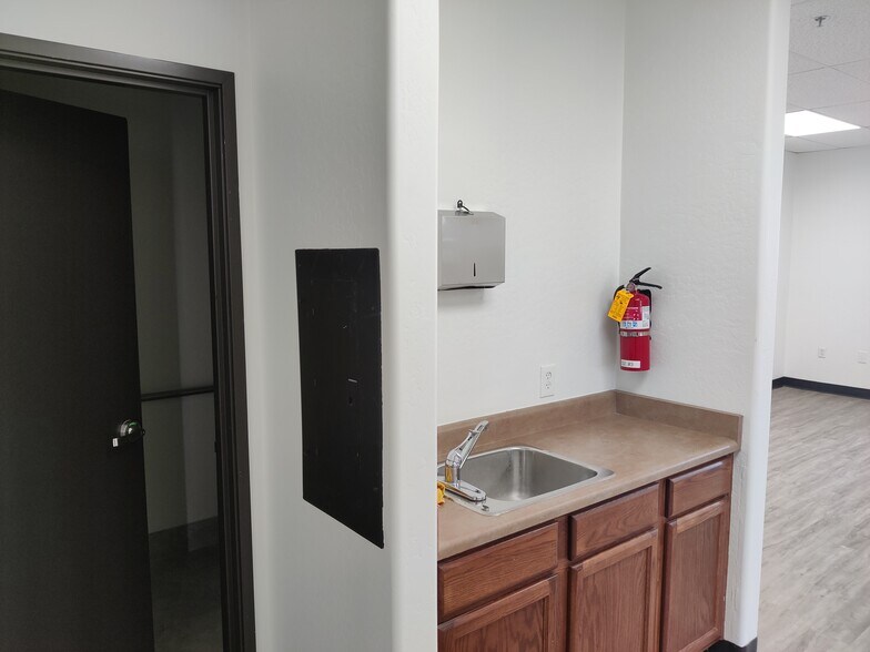 More Photos Of 6927 E Parkway Norte, Mesa Warehouse For Sale