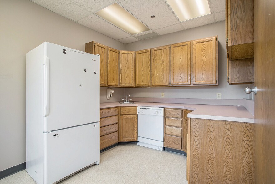 More Photos Of 2845 Capital Ave SW, Battle Creek Medical For Lease