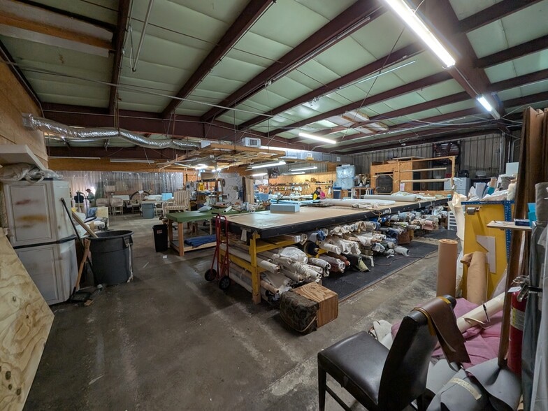More Photos Of 2200 51st St, Sarasota Warehouse For Lease