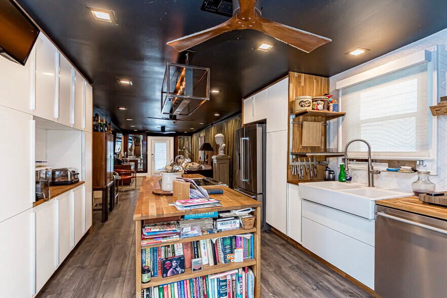 More Photos Of 545-555 S Foster Dr, Baton Rouge General Retail For Sale