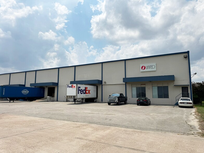More Photos Of 9990 E I-10 Fwy, Houston Warehouse For Lease