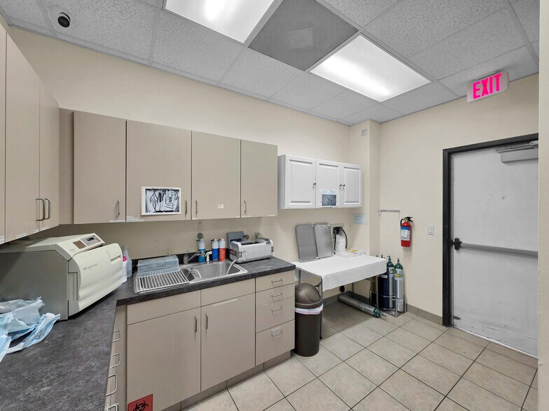 More Photos Of 6429 Fairmont Pky, Pasadena Office For Sale