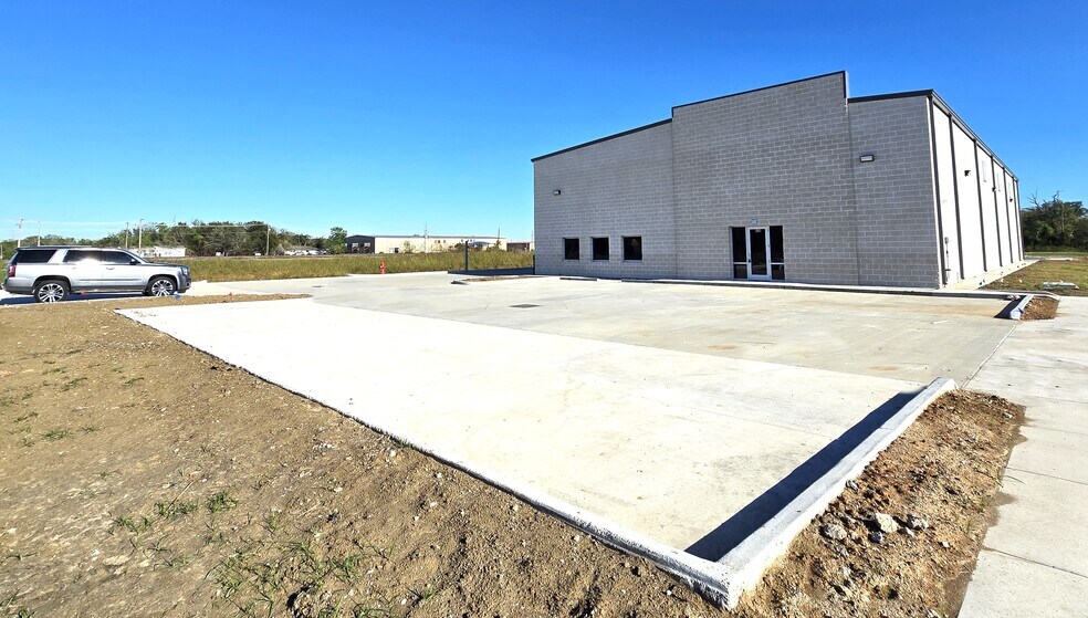 More Photos Of 320 E Olive St, League City Warehouse For Lease