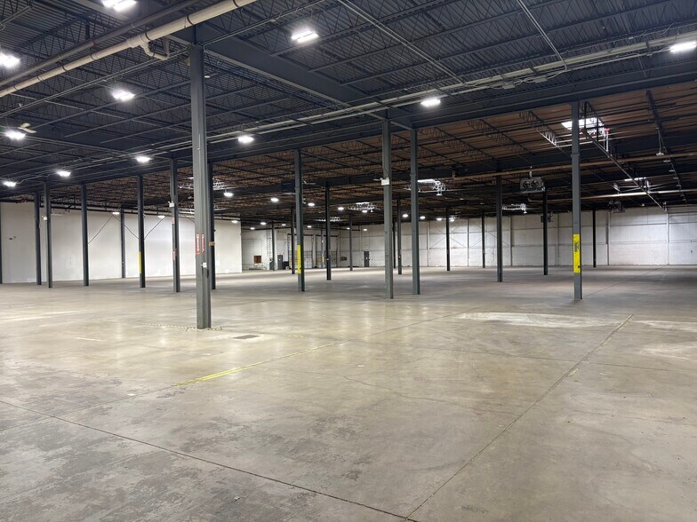 More Photos Of 301 Holbrook Dr, Wheeling Warehouse For Lease