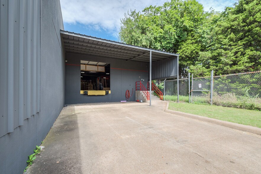 More Photos Of 4510 Duncanville Rd, Dallas Distribution For Sale