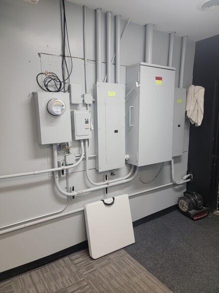 More Photos Of 1871 Gratiot Blvd, Marysville General Retail For Sale