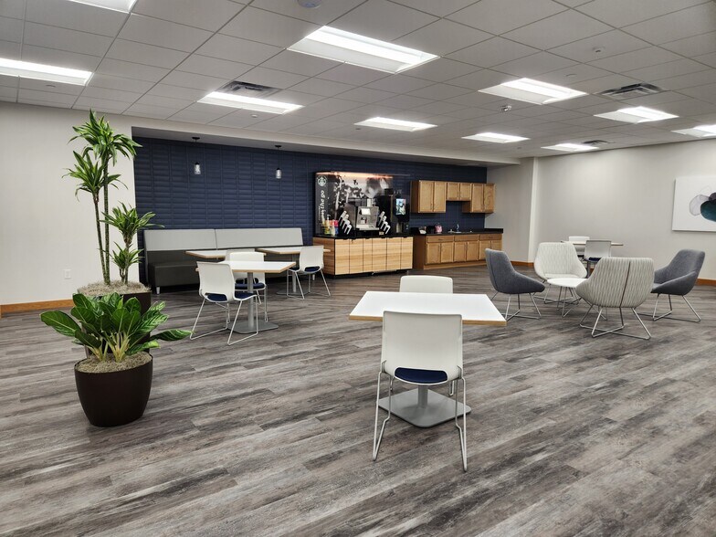 More Photos Of 12421 Meredith Dr, Urbandale Office For Lease