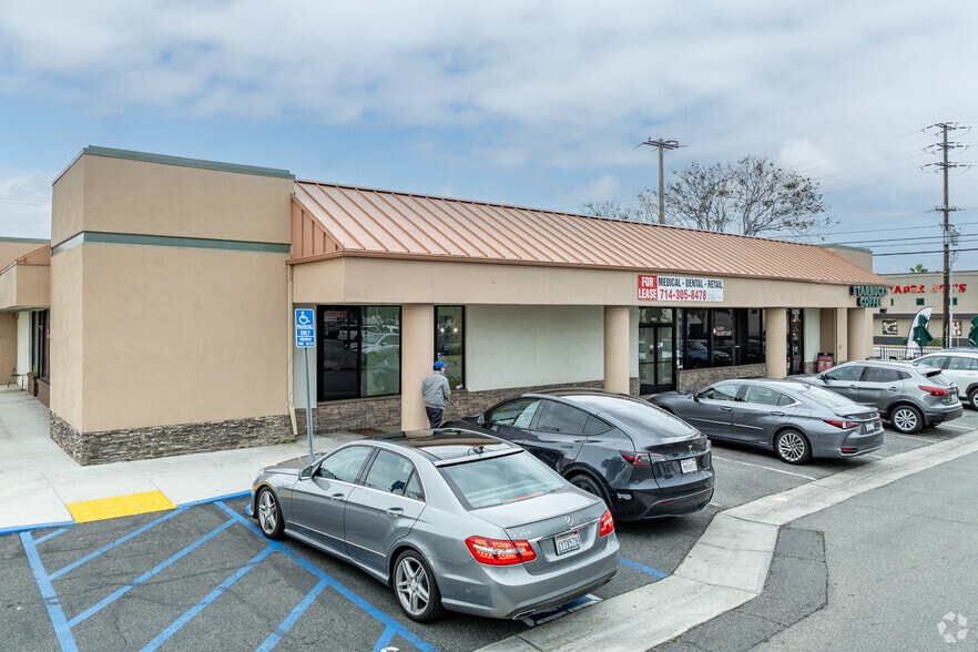 More Photos Of 2115 N Tustin St, Orange Freestanding For Lease