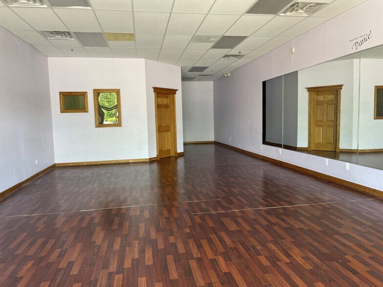 More Photos Of 317-351 E Dundee Rd, Palatine Storefront For Lease