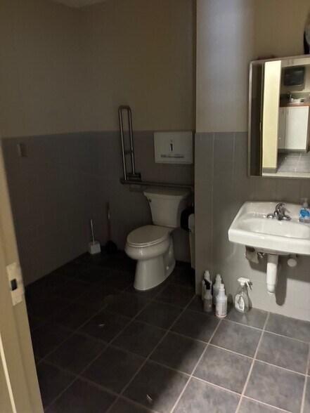 More Photos Of 160 S Turnpike Rd, Wallingford Light Distribution For Lease