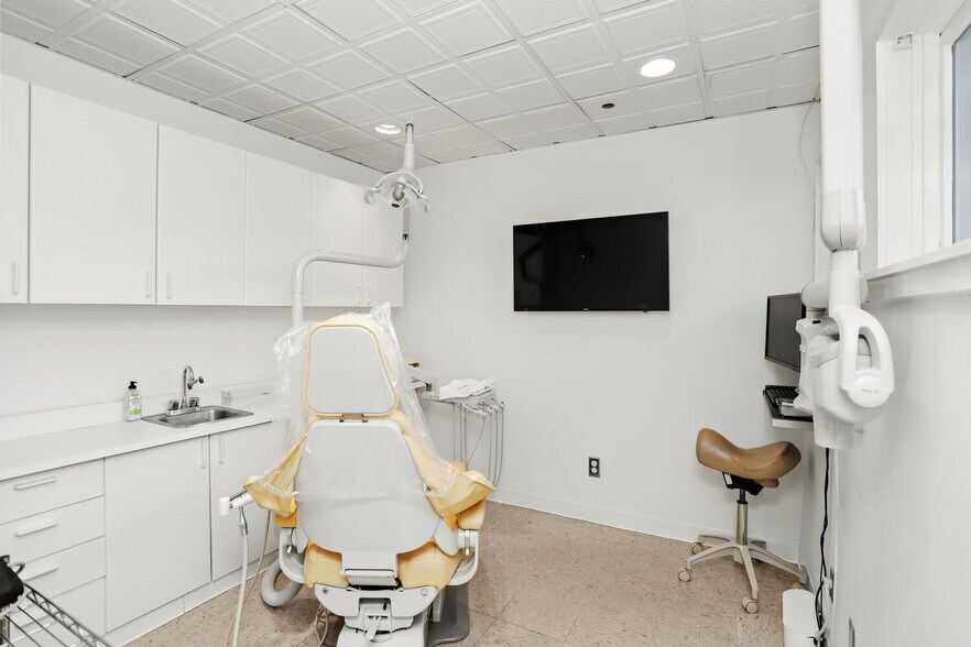 More Photos Of 10 Berkeley St, Norwalk Medical For Lease