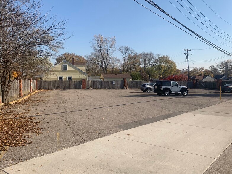 More Photos Of 31668 Woodward Ave, Royal Oak Freestanding For Lease