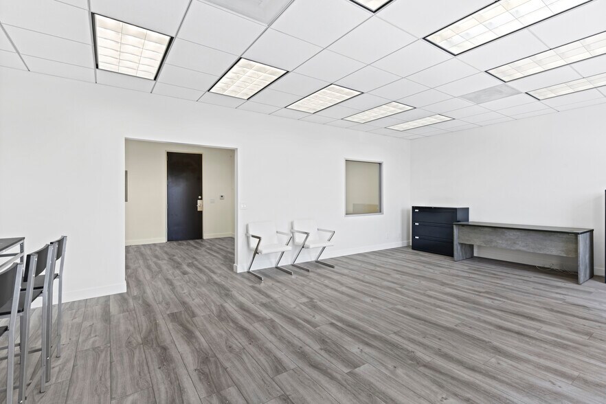 More Photos Of 19301 Ventura Blvd, Tarzana Loft Creative Space For Lease