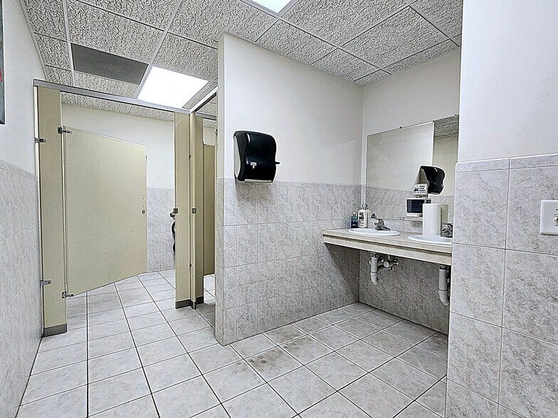 More Photos Of 5833 Pecan St, North Branch Office For Sale