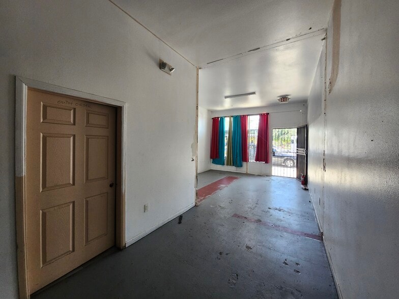 More Photos Of 10209 S Central Ave, Los Angeles Convenience Store For Sale