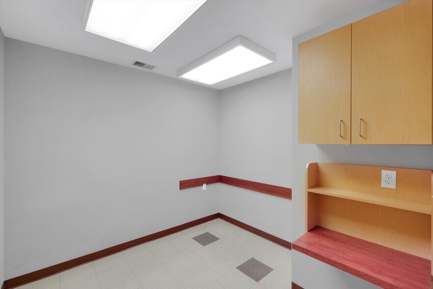 More Photos Of 3208 College Dr, Louisville Office Residential For Lease
