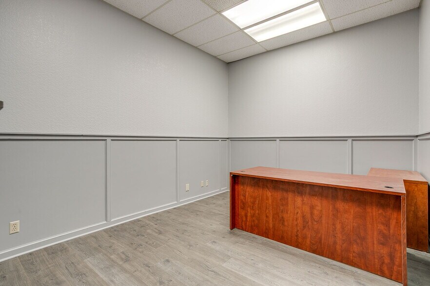 More Photos Of 1340 S main St, Grapevine Office For Sale