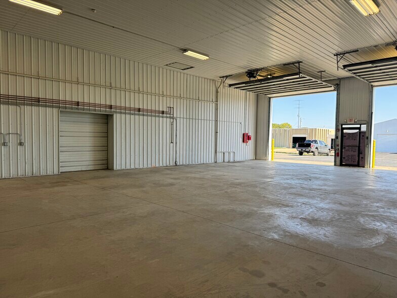 More Photos Of 1203 Badger St, Yorkville Warehouse For Lease