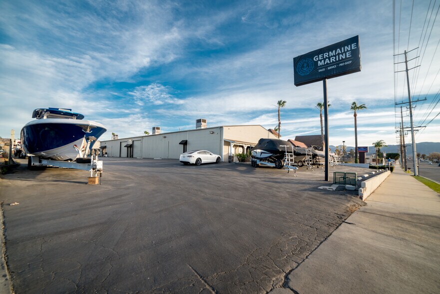 More Photos Of 1701-1711 Hamner Ave, Norco Showroom For Lease