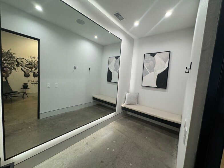 More Photos Of 130 N La Brea Ave, Los Angeles Storefront For Lease
