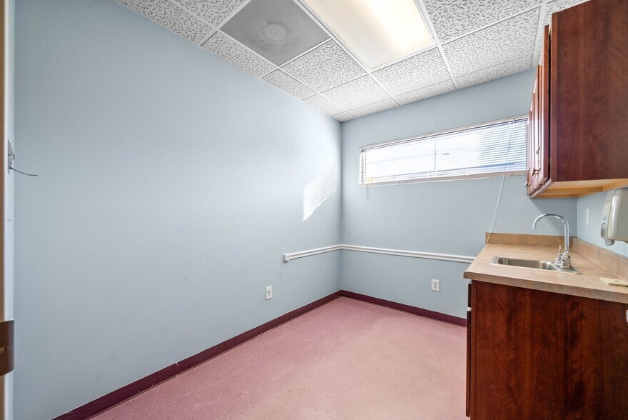 More Photos Of 215 8th St, Clarksville Medical For Lease