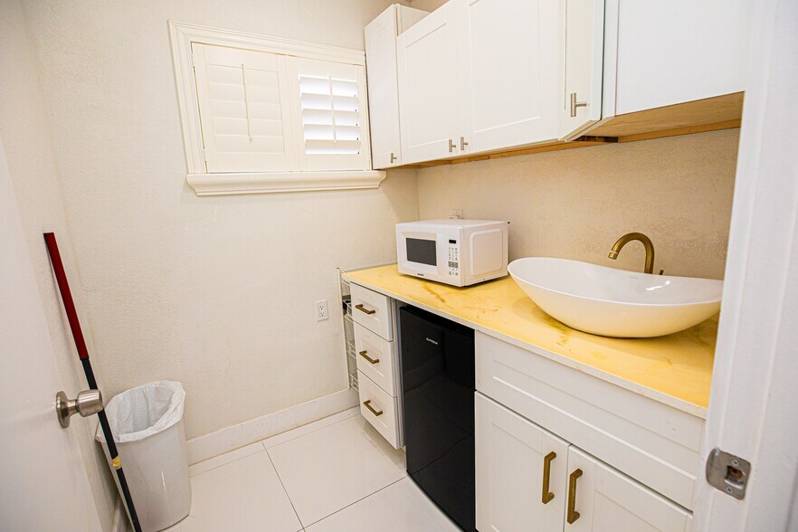More Photos Of 2715 W Sligh Ave, Tampa Office Residential For Sale