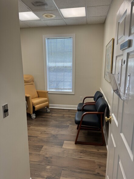 More Photos Of 1044 Goodlette-Frank Rd N, Naples Medical For Lease