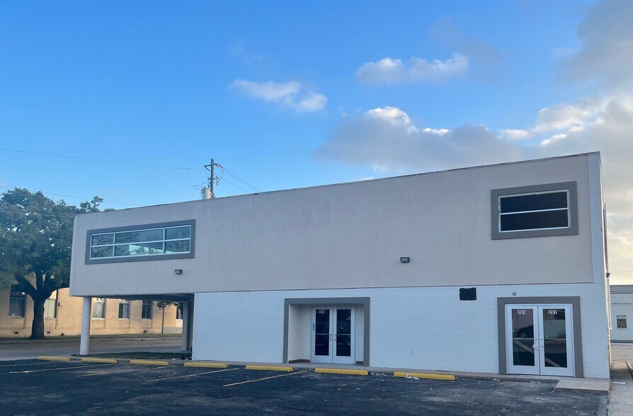 More Photos Of 302 W Defee Ave, Baytown Specialty For Sale