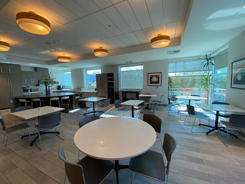 More Photos Of 16719 Schoenborn St, North Hills Warehouse For Lease