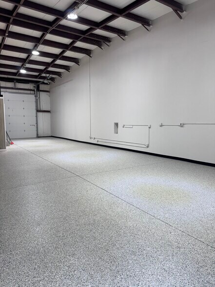 More Photos Of 517 N Lake Ave, Twin Lakes Showroom For Lease