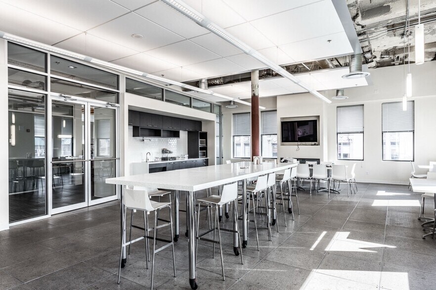 More Photos Of 36 S Pennsylvania St, Indianapolis Office For Lease