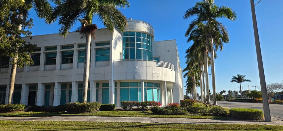 Primary Photo Of 990 9th St N, Naples Medical For Lease