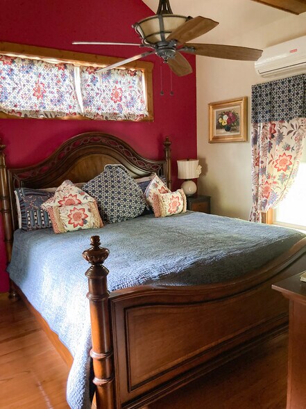 More Photos Of 275 N Main St, Eureka Springs Hotel For Sale