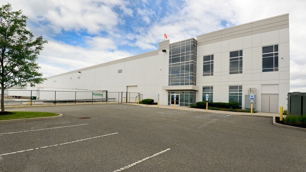 More Photos Of 901 W Linden Ave, Linden Distribution For Lease