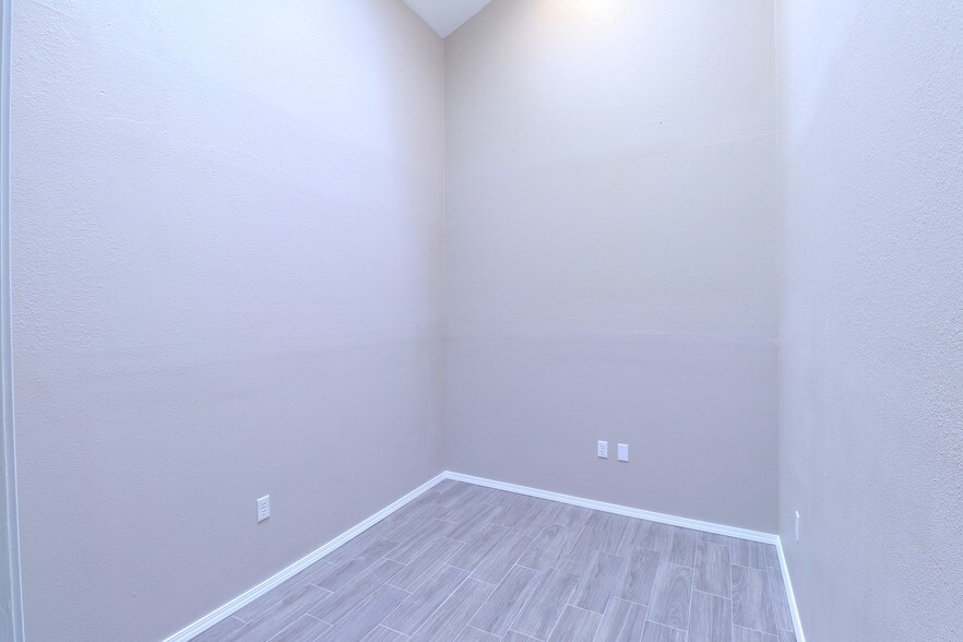 More Photos Of 2000 E Lohman Ave, Las Cruces Office For Lease