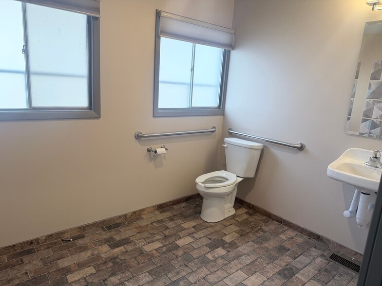 More Photos Of 700 N River Dr, Kankakee Office For Sale