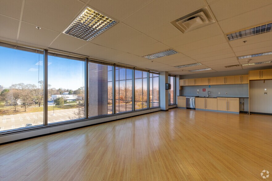 More Photos Of 25200 Telegraph Rd, Southfield Office For Lease