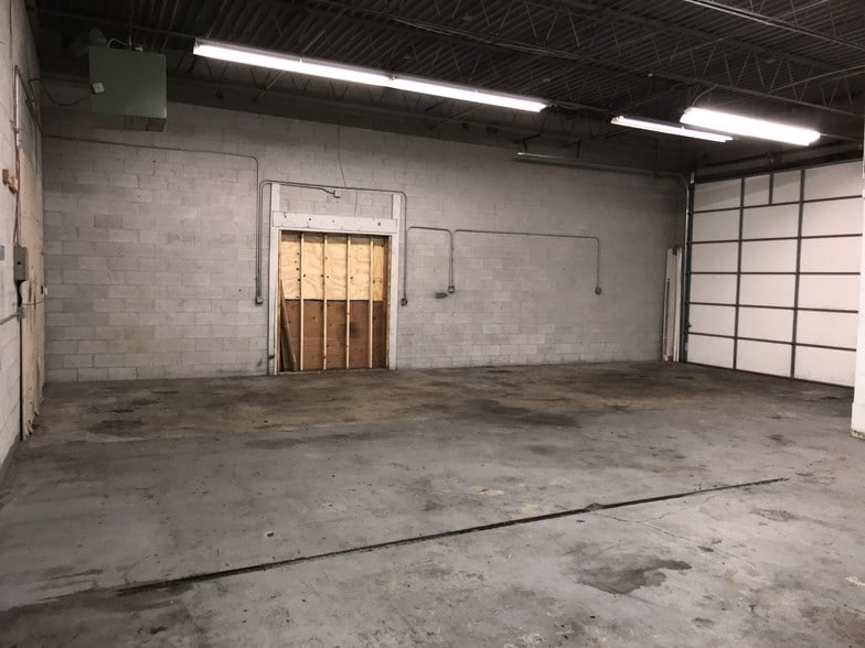 More Photos Of 15523-15541 S 70th Ct, Orland Park Warehouse For Lease